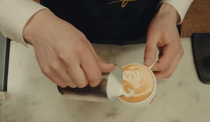 vorm van een zwaan in een kopje koffie.