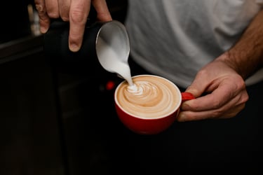 melk gieten in koffie