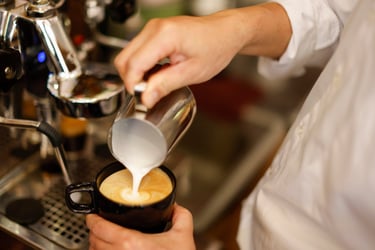 barista die cappuccino maakt