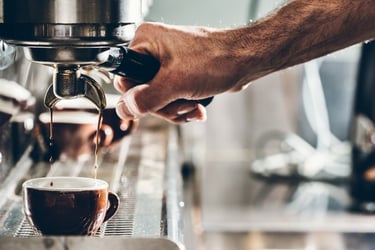 man zet espresso