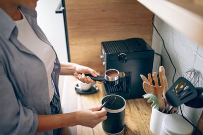 iemand die espresso zet