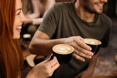 man en vrouw die koffie drinken