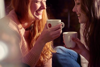 twee vrouwen die samen koffie drinken