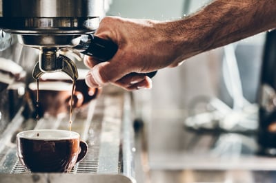 man zet espresso