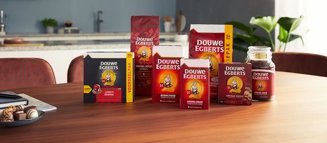 verschillende douwe egberts aroma rood producten op tafel