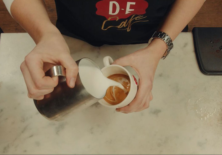 Stappenplan afbeelding hoe je een Latte-art-zwaan. 
