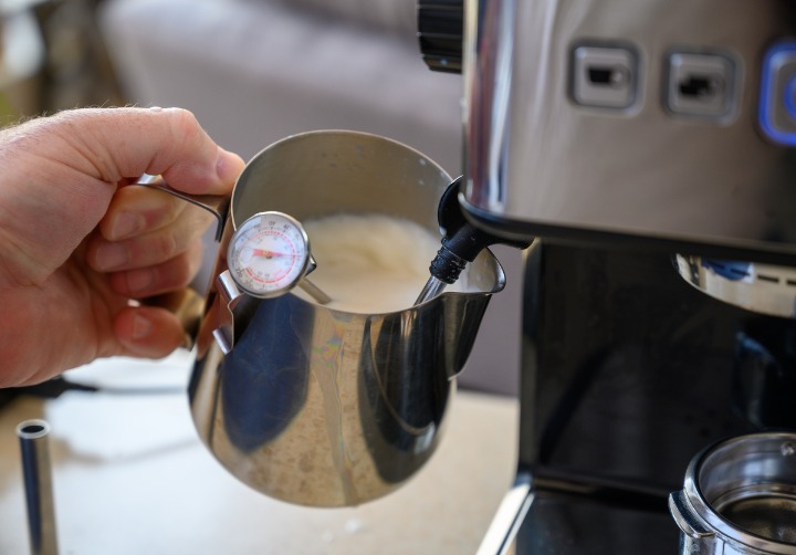 Zelfgemaakte cappuccino met expresso coffe machine. 
