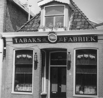 Foto van een oud Douwe Egberts gebouw, gefotografeerd in zwart-wit.