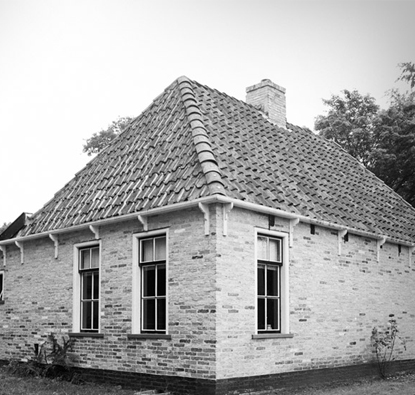 Zwart-wit foto van een oude vestiging van Douwe Egberts.