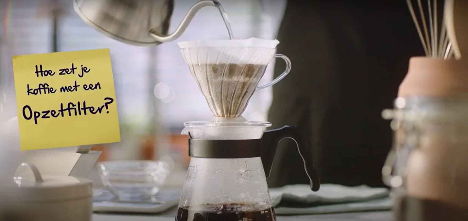 Koffie die gezet wordt door een filter met de tekst: 'Hoe zet je koffie met een opzetfilter?'.