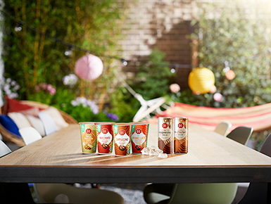 Verschillende Douwe Egberts koffies en poeders op een tuintafel geplaatst.