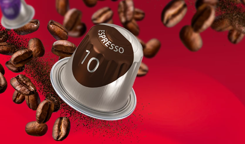 Espresso koffiecup met koffiebonen en koffiepoeder op de achtergrond.