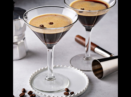 Espresso Martini in een toepasselijk glas.