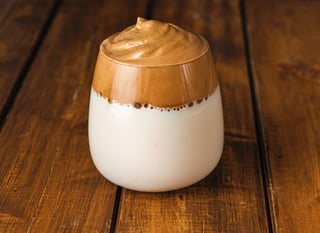 kop dalgona op tafel teaser image